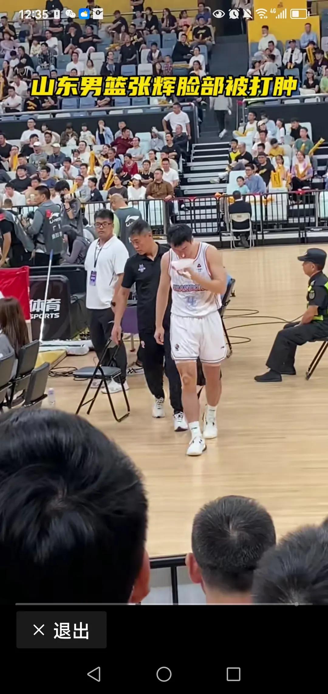 山东高速客场与广厦的比赛中，广厦队员李金效故意用肘击打抢篮板的张辉，致使张辉当场