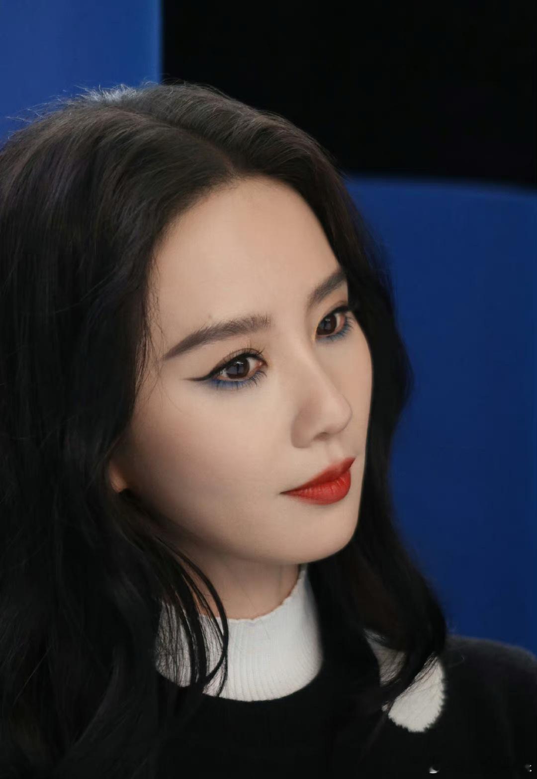 刘诗诗这个彩妆大片，显得她的神韵好凶。 ​​​