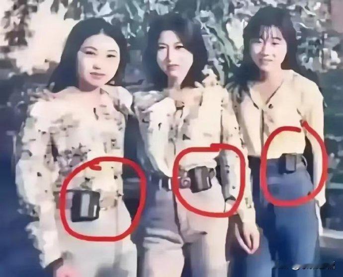九十年代姑娘腰间的黑块是种潮流？
九十年代，街拍的画面里，总能看到姑娘们腰间有个