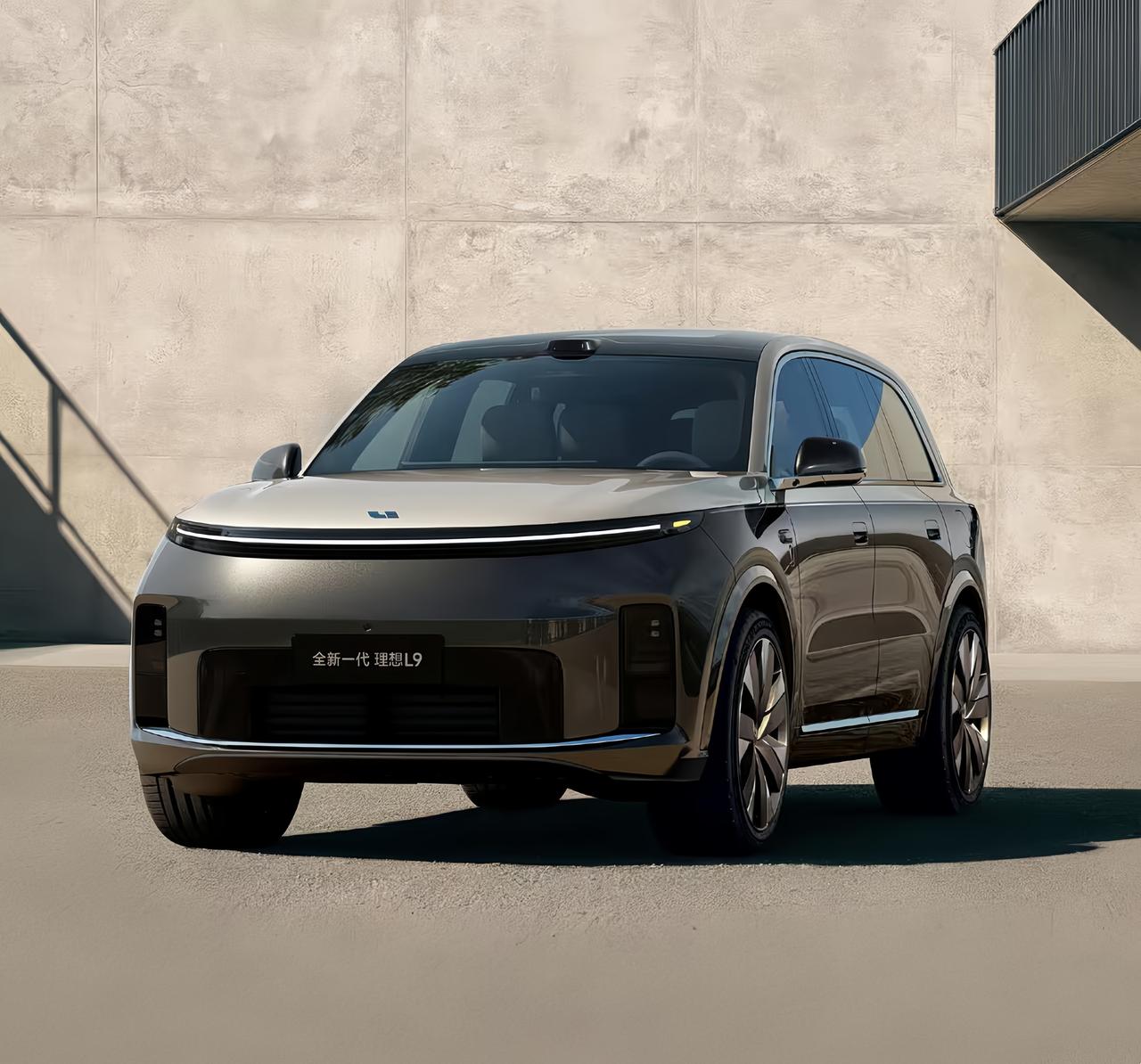 这全新一代理想L9 Livis看起来又厚又稳，55.98万的起售价，心里还是有点