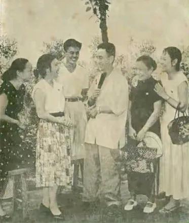 《渔光曲》《一江春水向东流》编导蔡楚生和两部电影女主角王人美 白杨在交谈
这张合
