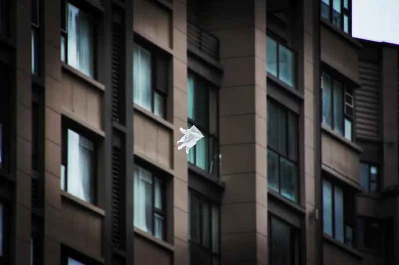 2月5日，杭州萧山一男子从13楼窗口倒刷锅水，女邻居在刷窗，刷锅水刚好淋到楼下女