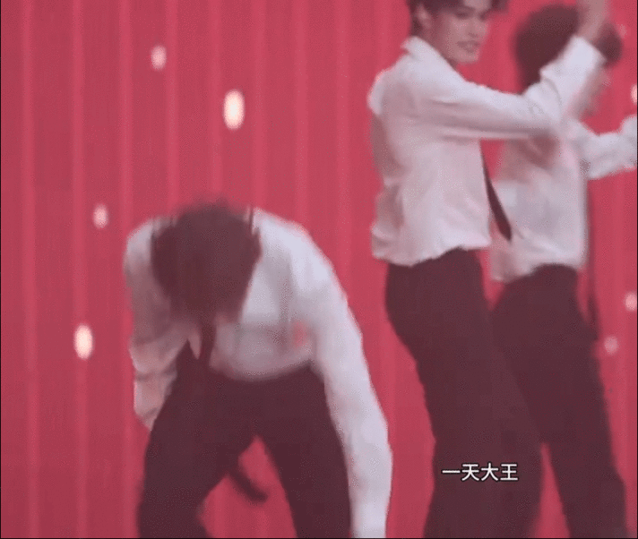 张极帮张泽禹捡外套张极帮张泽禹捡外套了一个弯腰，一个伸手，就是他们之间的默契，不