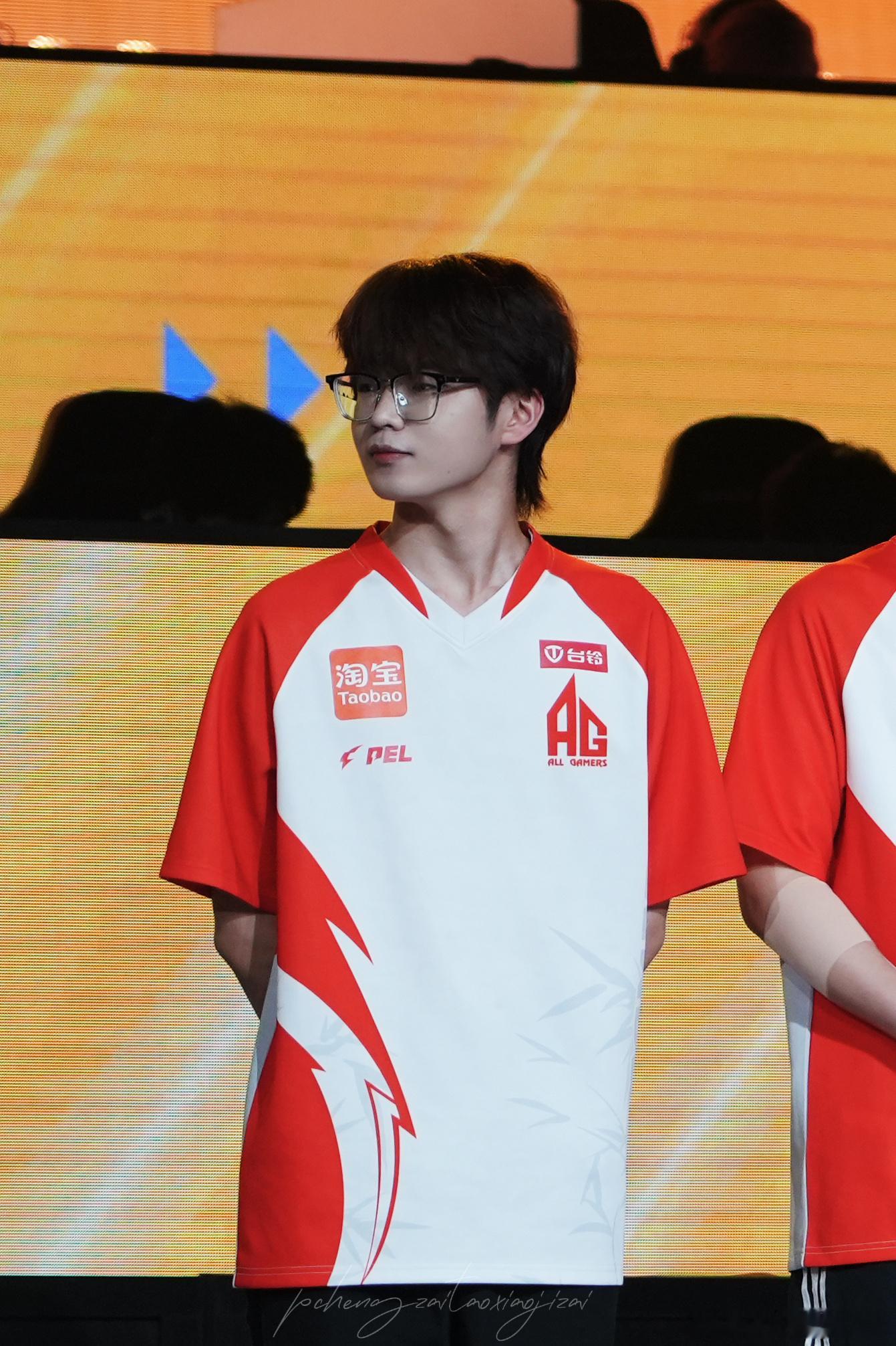 2026PEL夏季赛现场，成都AG选手花花身着战队队服亮相。2026PEL夏季赛