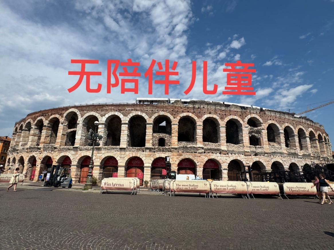 上海飞米兰，旁边是个10岁左右的小孩子，没有长辈亲人陪伴，自己一个人坐国际航班，
