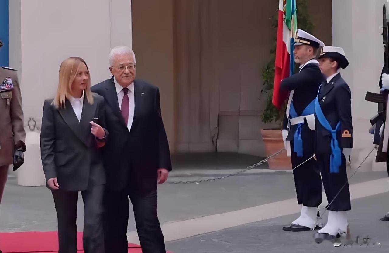 90岁高龄的阿巴斯出访意大利，在美女总理梅洛尼的挽扶下完成了欢迎仪式的流程。
阿