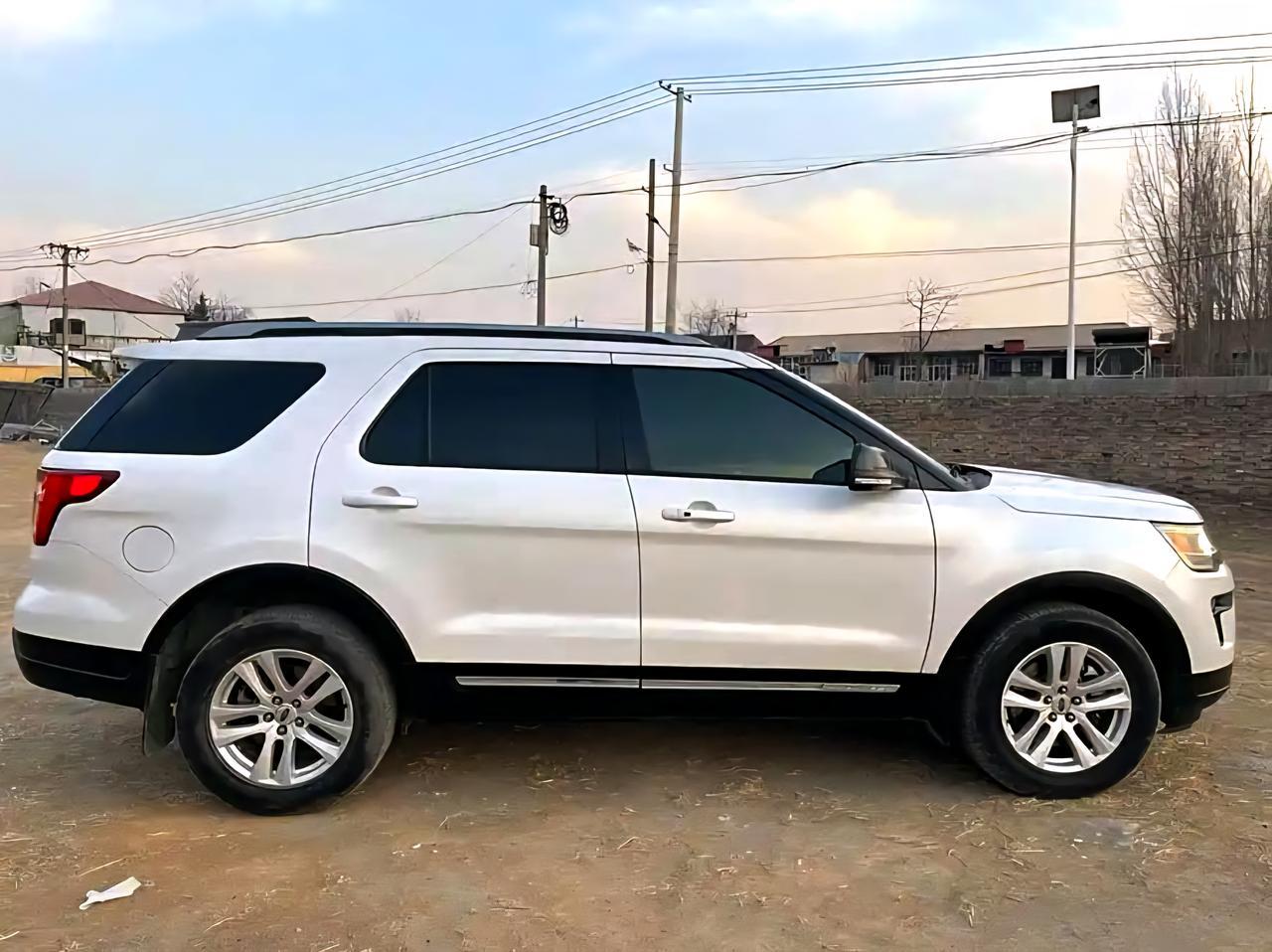 这台车不是我刚才那台，这台车是3.0升的前期款。也是当时生产的很小一部分。因为福