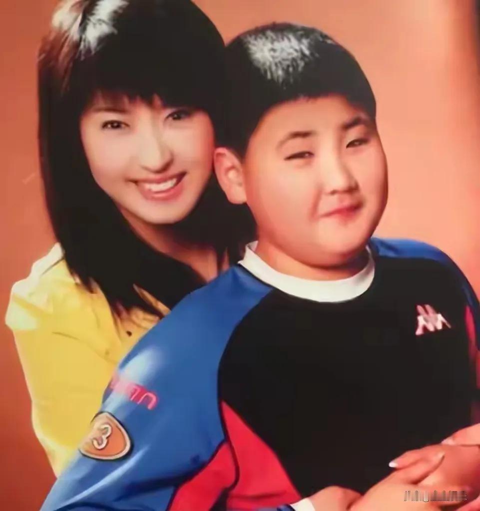 “人心不足蛇吞象”，闫学晶名下有着3套全款房，家庭经济实力颇为雄厚，可儿子拍戏赚