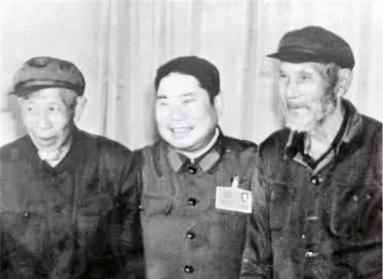 1971年，一个蓬头垢面，穿着破烂烂的老乞丐，走到济南军区大院岗哨前问道：“哨兵