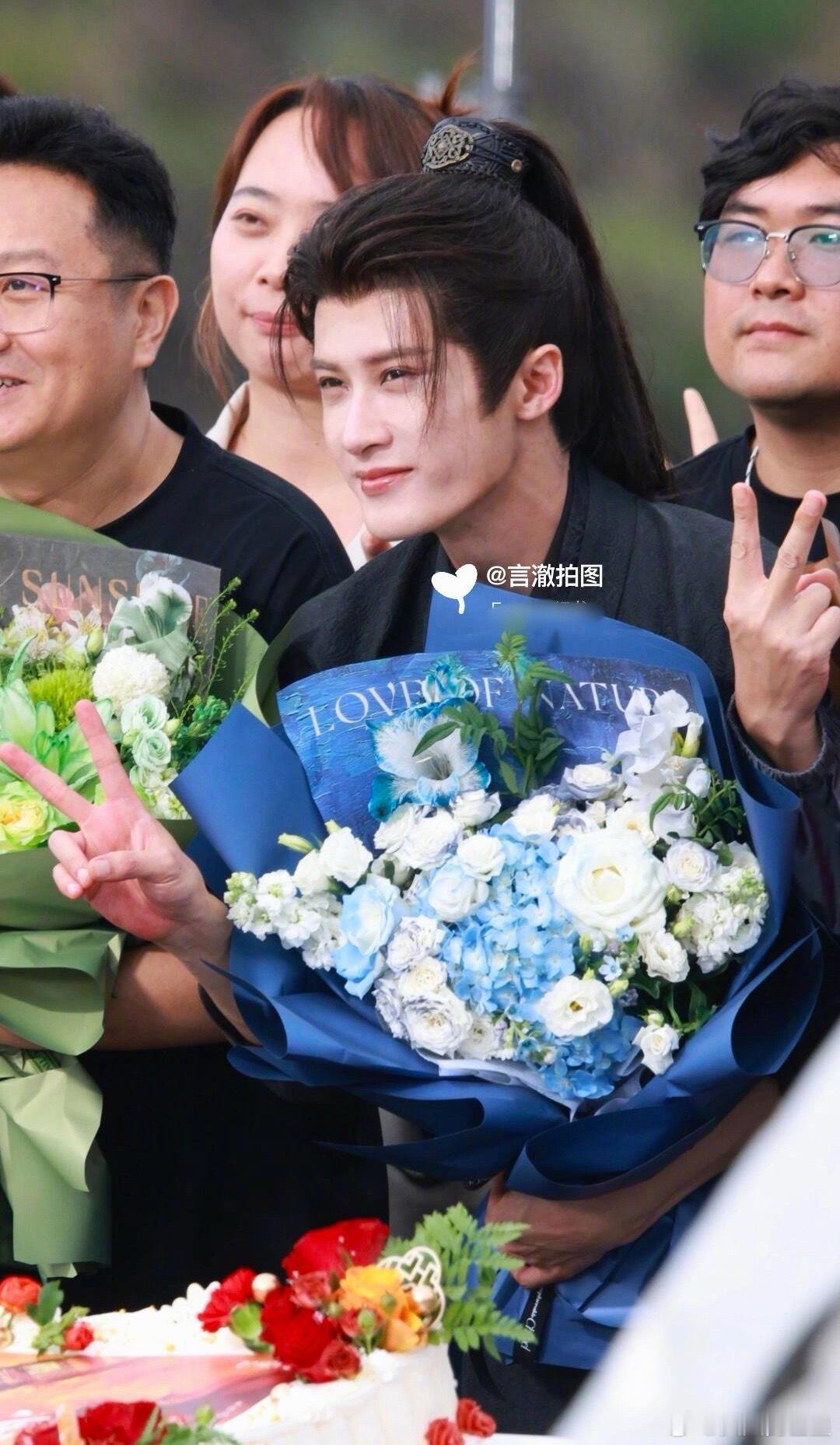 檀健次何不同舟渡B组杀青檀健次何不同舟渡杀青大合照 谢却山B组杀青快乐 