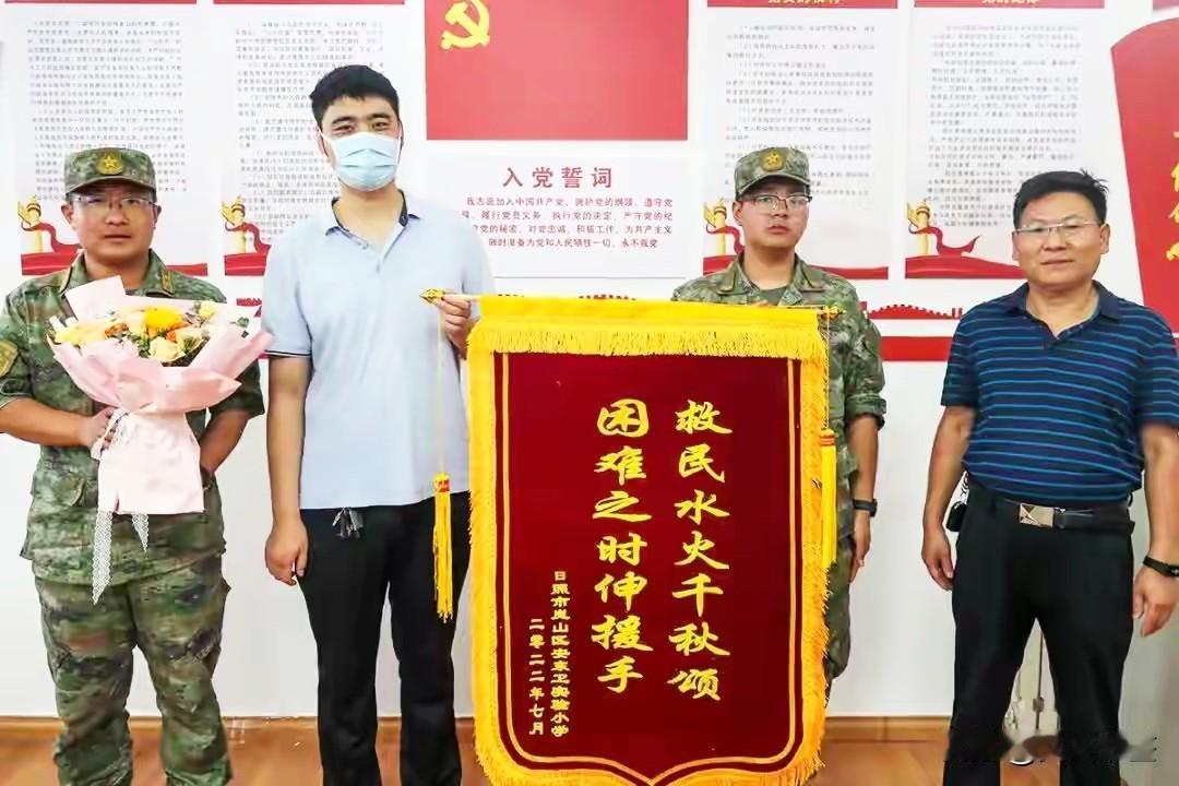 不是穿迷彩服才叫军人！最近几个月，好几桩便装军人的义举刷爆网络，让大家看清：真正