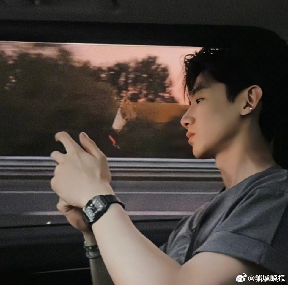 【车内随拍氛围感天花板，你最pick哪一张？】解锁N种车内随拍万能姿势轻松拿捏慵