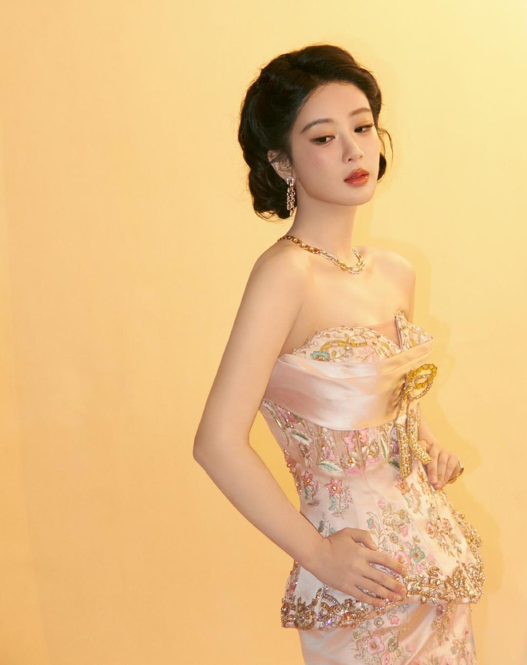 杨紫跨界认可杨紫这个暑假又爆了兼具演技与人气的杨紫今夏彻底出圈！白玉兰视后加持，