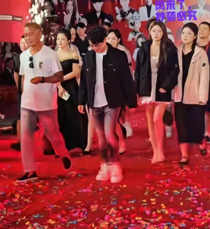 “流浪大师”沈巍又被推到了风口浪尖。
这次不是因为他又捡了什么书看，而是一脸不情
