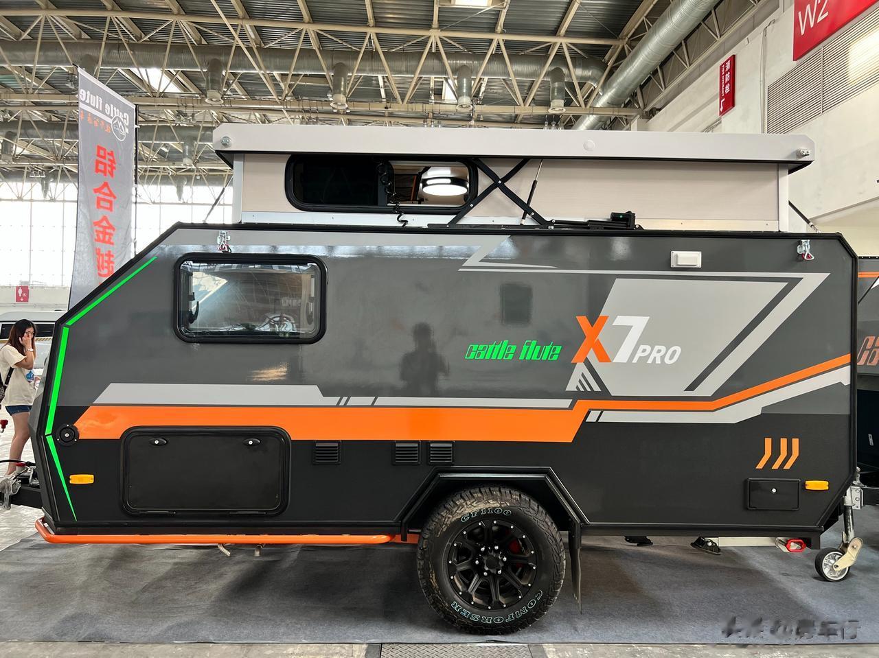 牧牛笛X7pro，国内第一台采用碟刹系统、全铝家具以及垂直硬升顶的越野拖挂房车！