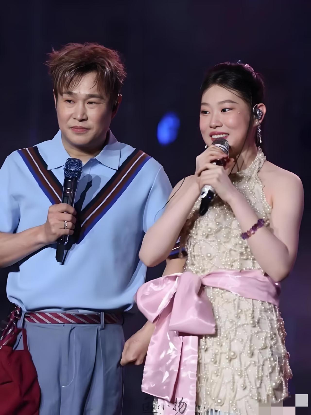 沈佳润，
恐怕是第一个被反噬的星二代吧，
一开始飞得多高，现在跌得就有多惨！
