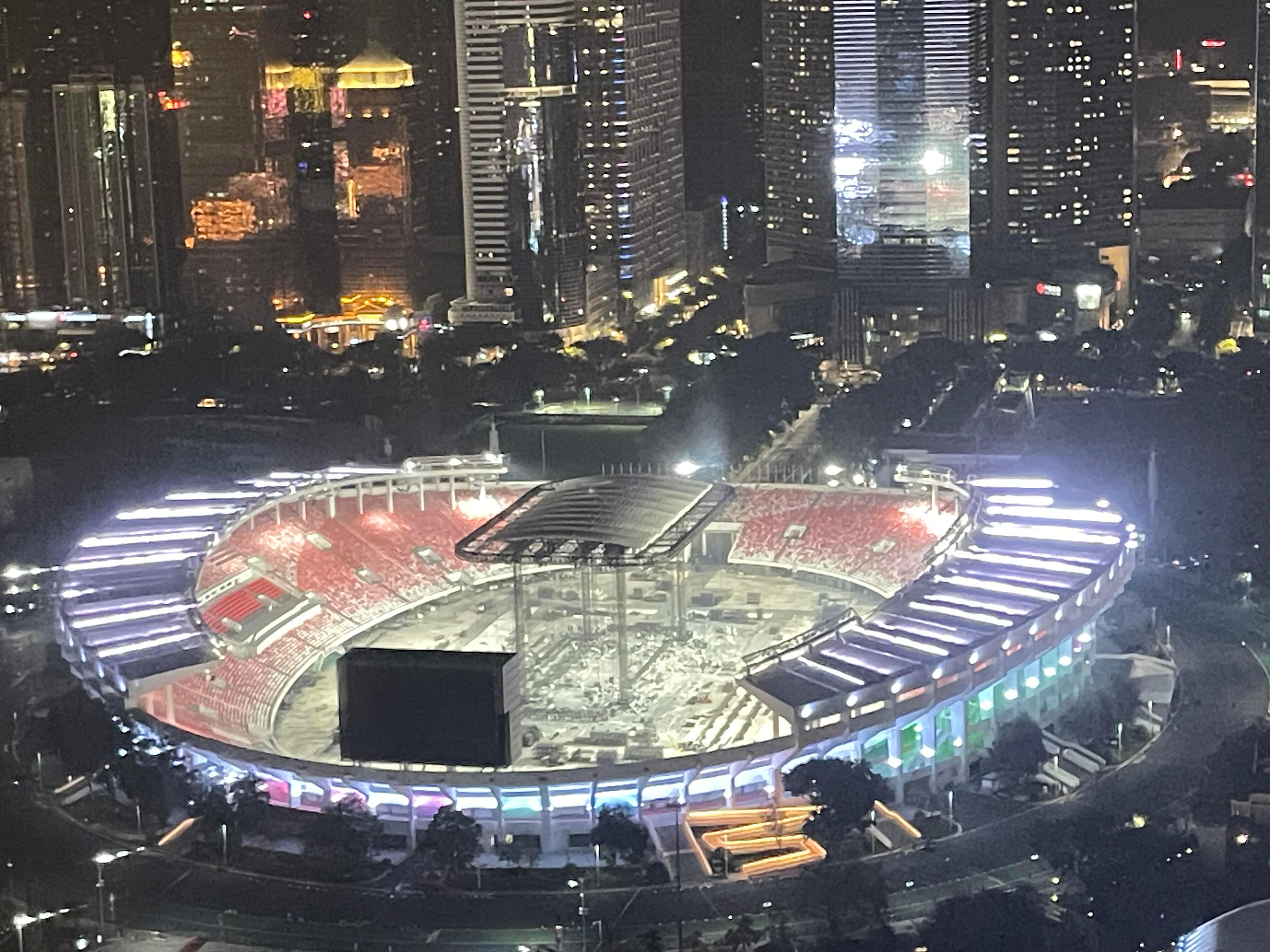 这下高低都能看到薛之谦演唱会了救命！这舞台高度怕是连飞过的鸟都能蹭张票，薛之谦这