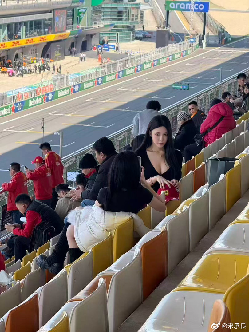 据说安晓路宝安公路路口，很多摩的在拉美女，美团骑手也在拉拉塞尔夺F1中国站冲刺赛