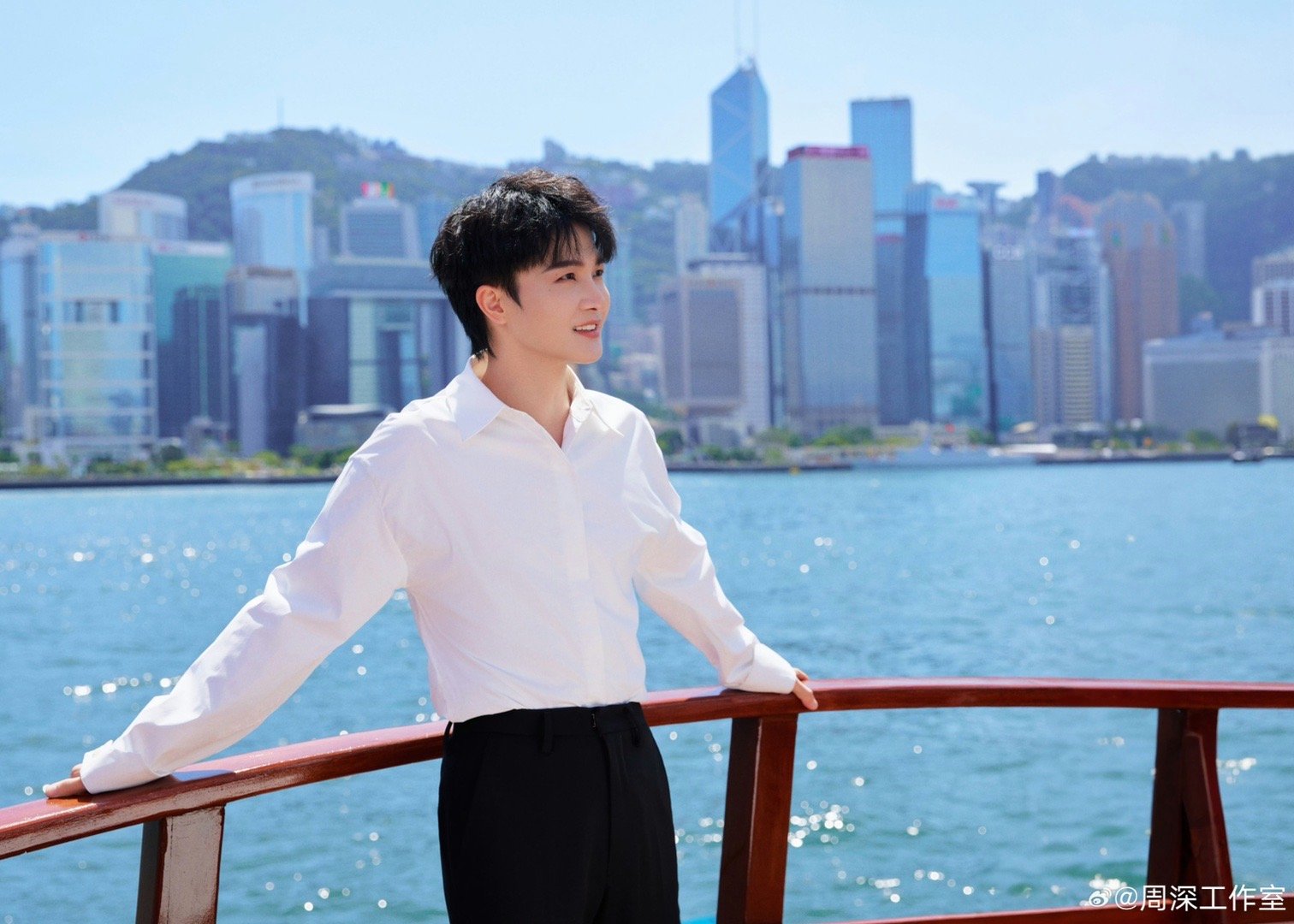 周深 维港打卡三件套  香港文旅你也很难戒断周深吧 谁能对着这热烈赤诚的少年不动