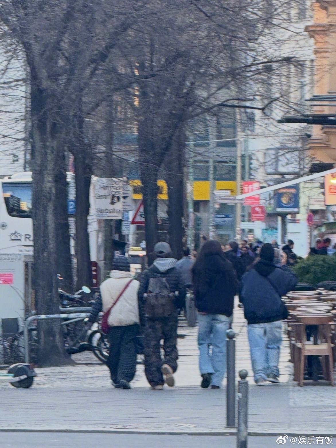 柏林偶遇杨超越 网友柏林偶遇杨超越与助理逛街，复活节悠闲出游，梦一个妹妹的旅行v