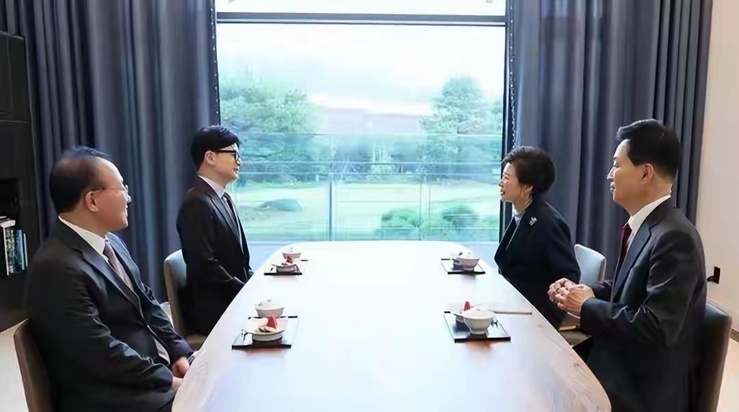 朴槿惠出狱生活：住1676平别墅，与小10岁律师为伴，如今生活安逸