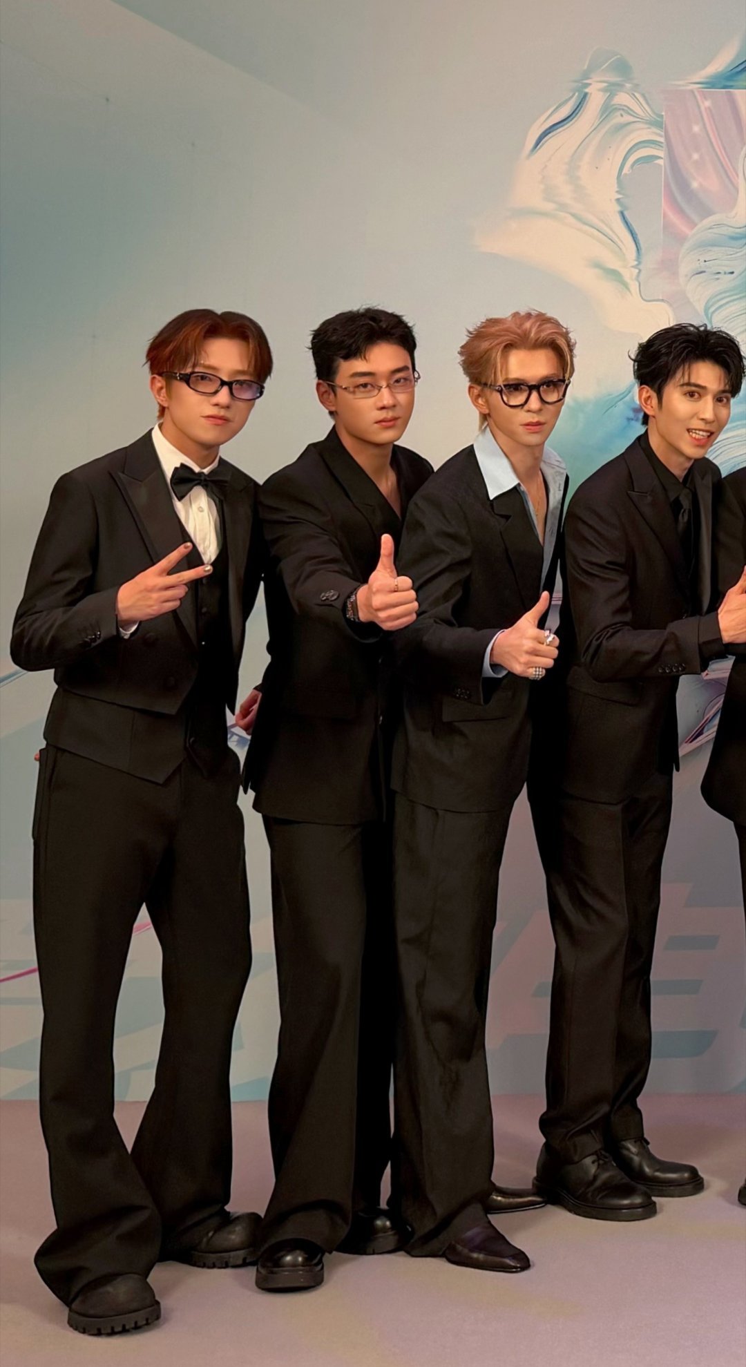 十个勤天尖叫之夜红毯 7890你们四个哈哈哈~ 