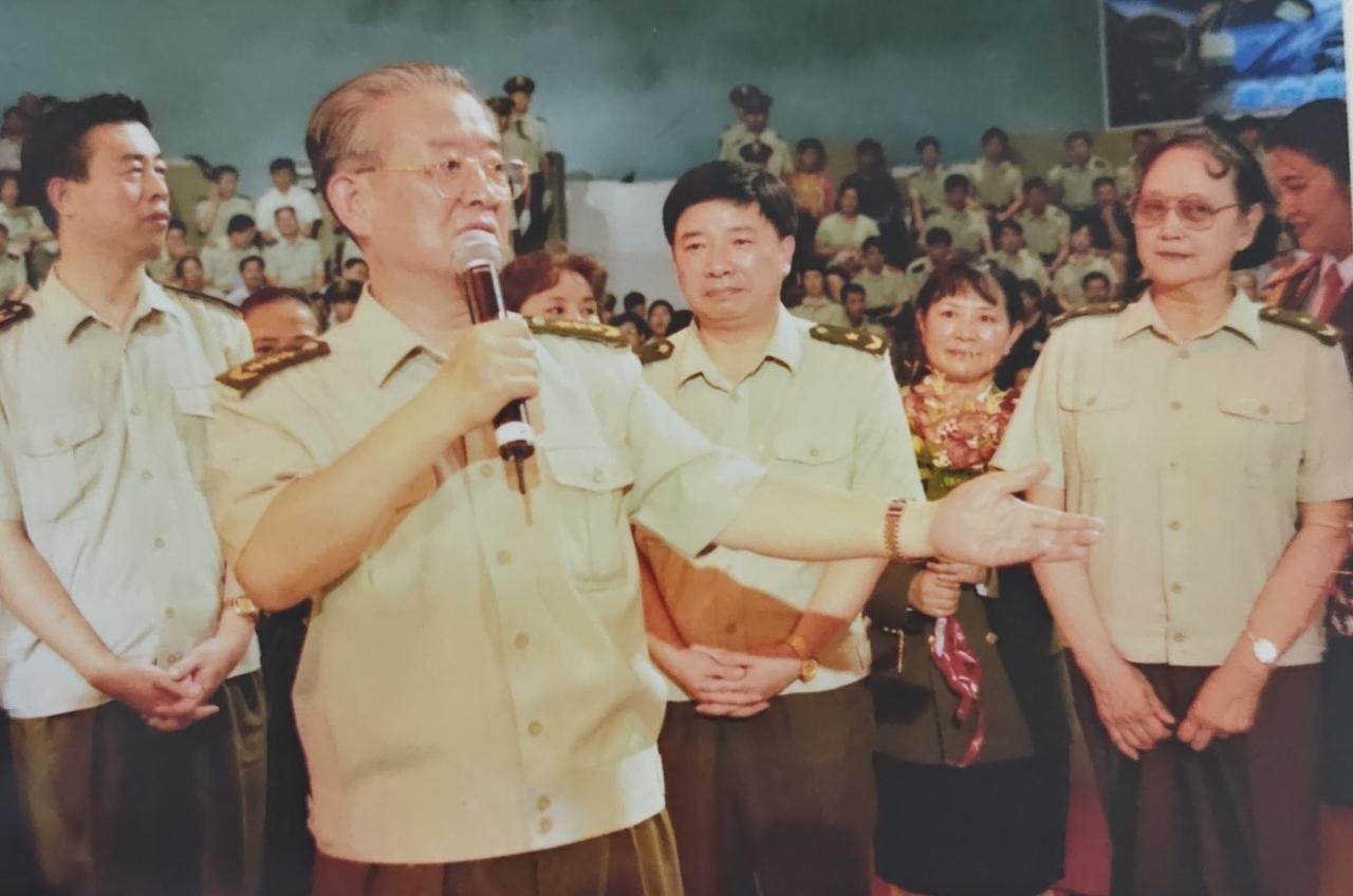 总政治部主任于永波上将的罕见照片。将军很有亲和力，他身后三位军官都是谁？左边是明