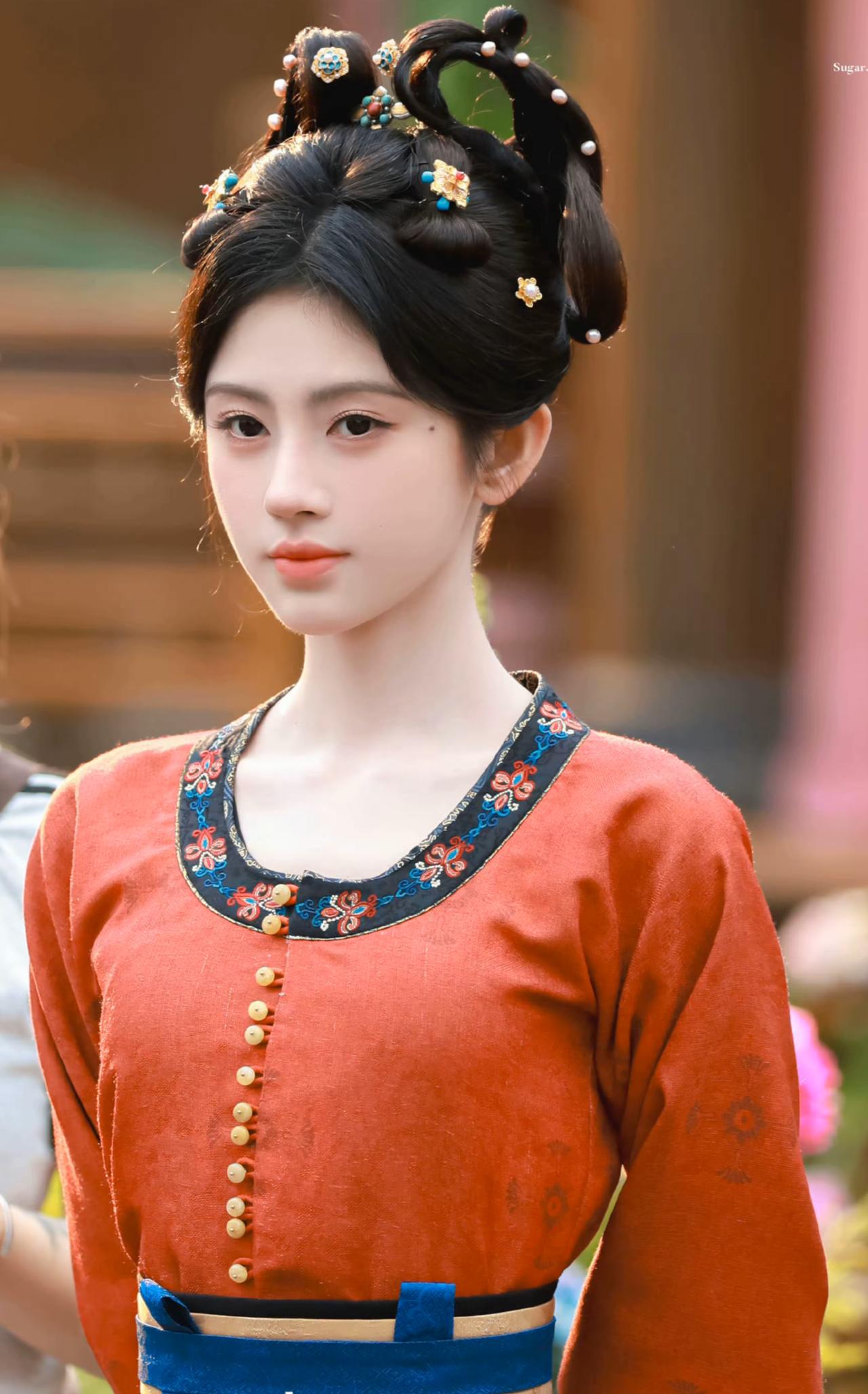 鞠婧祎新剧宫女路透绝美！
 
鞠婧祎《万花世界》片场照瞬间沦陷！她饰演女主苏绿夏