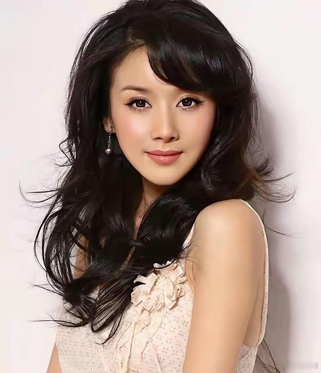 2010年，孙菲菲被几个男人用军大衣捂着嘴，差点闷死在雪地里，那一年她29岁，是