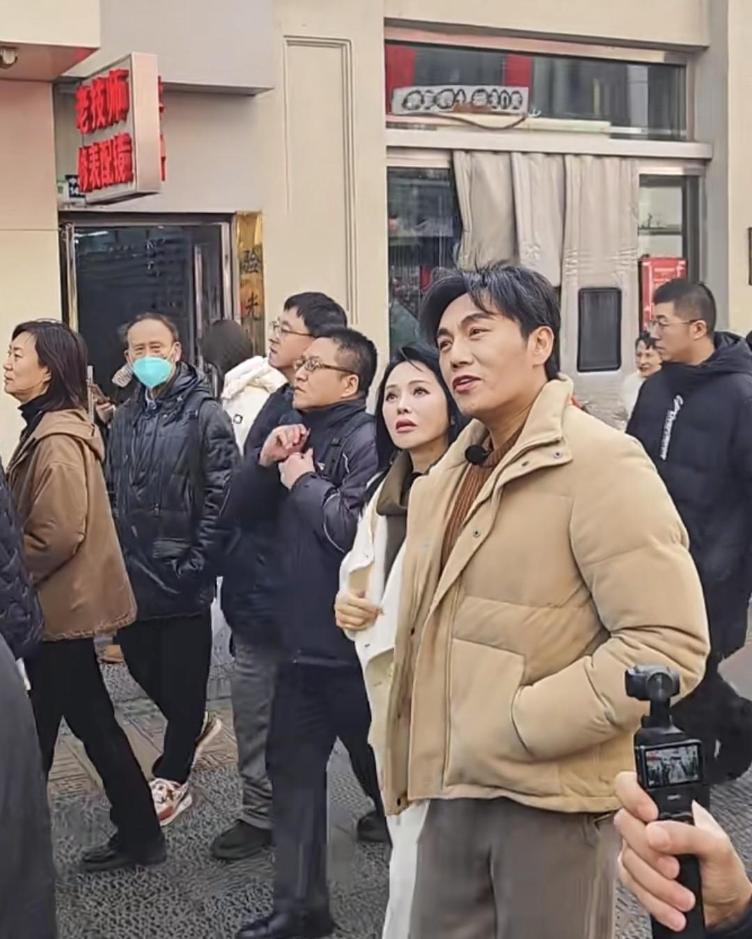 57岁给47岁老公拉拉链？
别急着说姐弟恋滤镜。
沈阳零下十几度，伊能静小跑两步