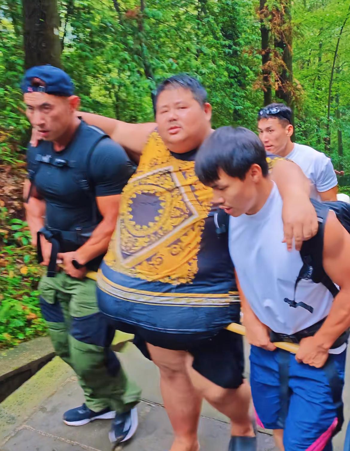 340斤的“大胃袋”良子挑战峨眉山
华哥和小嘴抬着“大胃袋”，全程气喘吁吁，这样