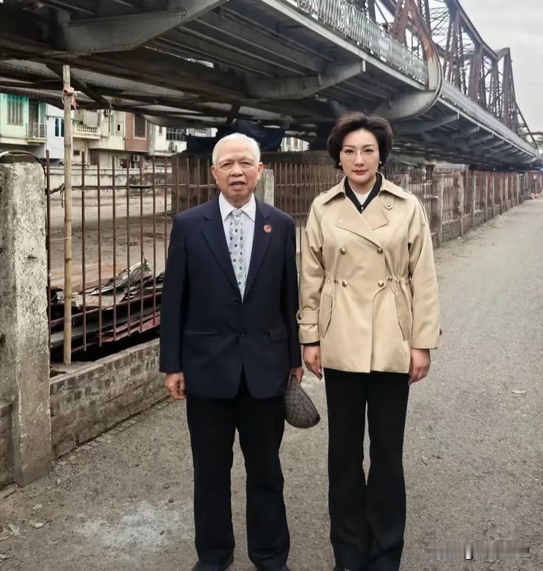 在越南龙编桥下，刘滨与抗美援越老兵珍贵的合影，照片中满头白发的黄伯秋老人，是一位