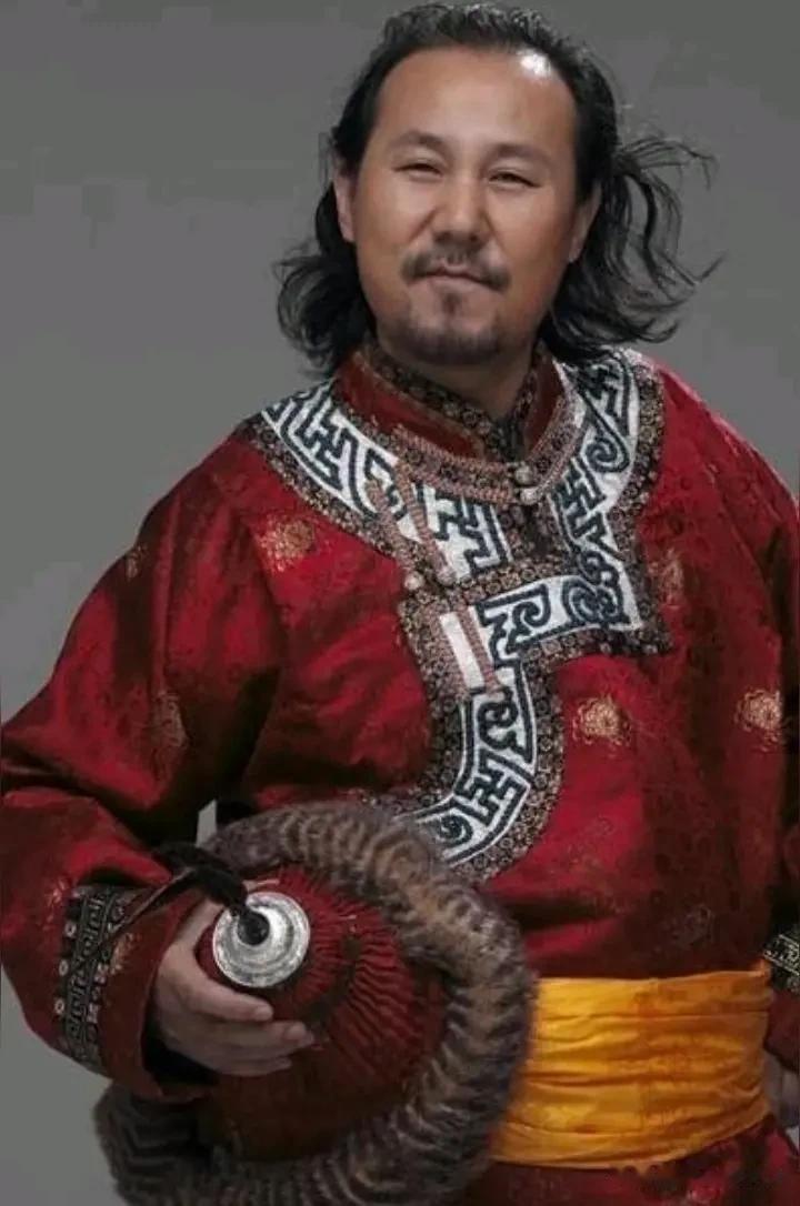 腾格尔，蒙古族歌唱家、被称为草原歌王，骨子里是质朴、豪放、真性情的艺术家。他说，