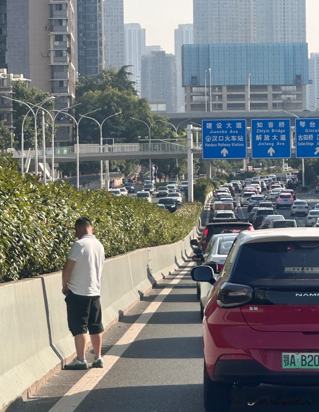 这样会挨骂吗
毕竟人有三急