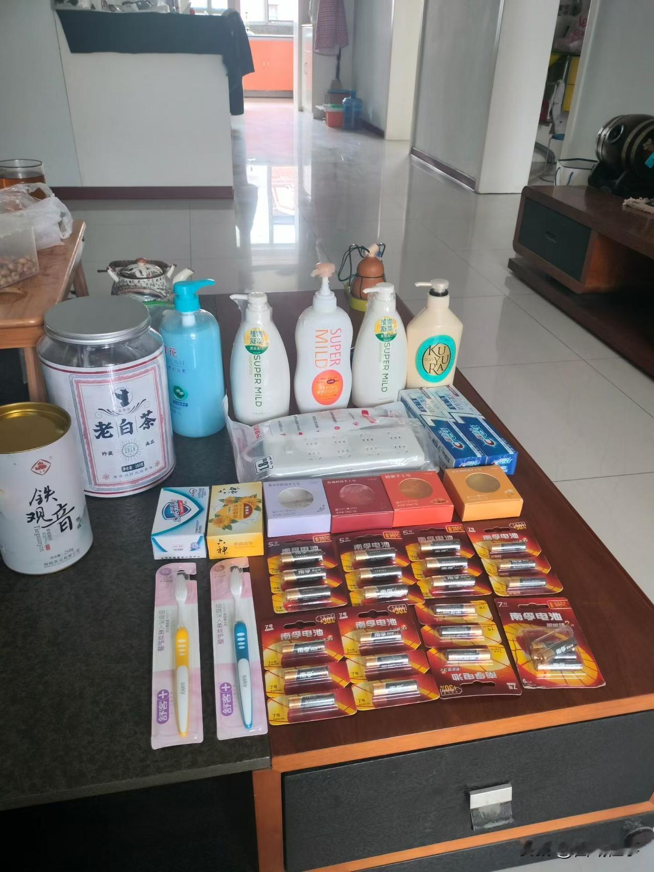 发劳保了，五花八门的，你们这月发的什么呀？

吃的（米面粮油啤酒）、穿的（防晒服