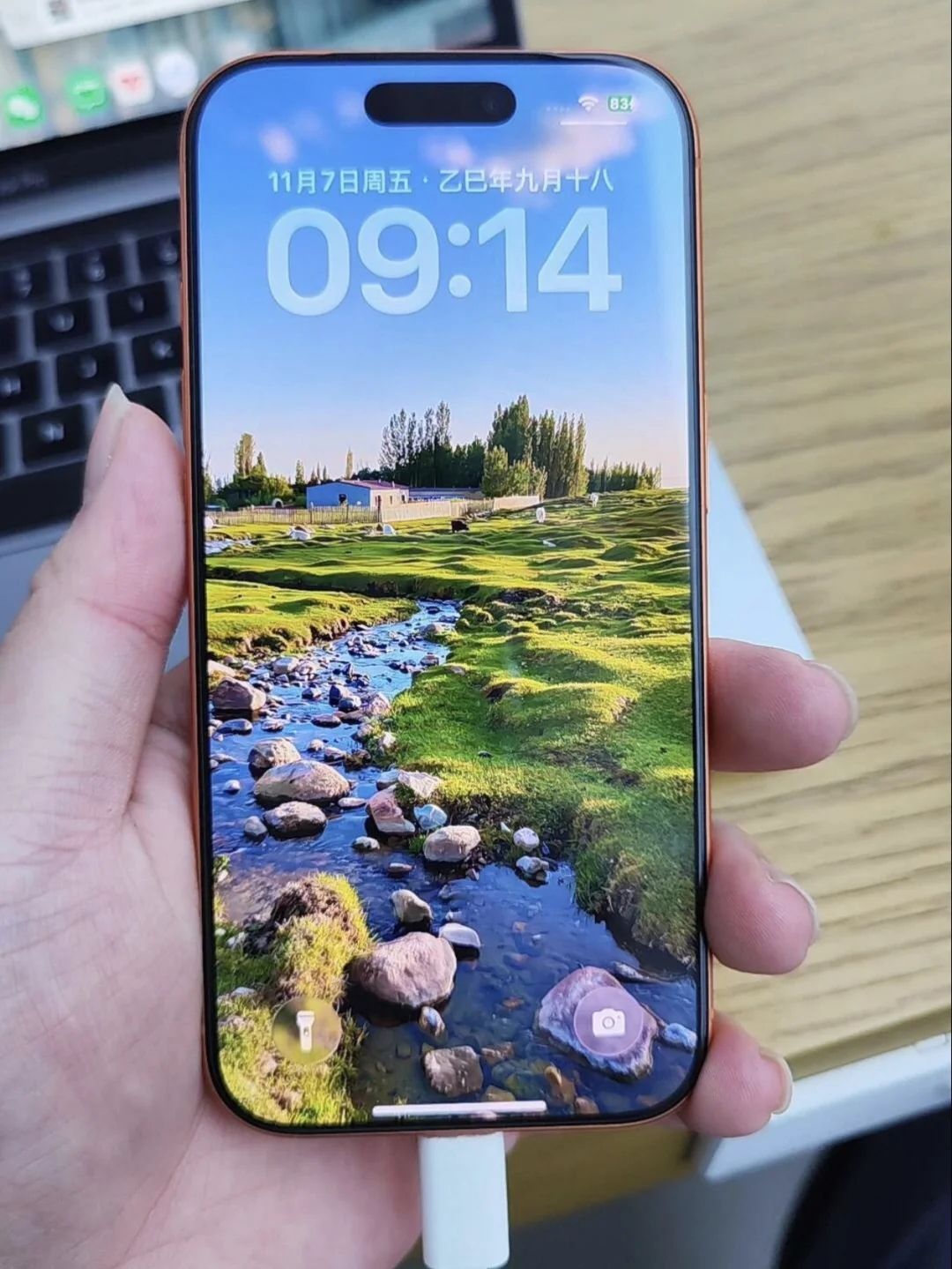 既然大家都揣着明白装糊涂， 那我就不装了，有话直说，就看这两款手机正面...