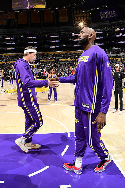 在东契奇受伤后，41岁的詹姆斯不得不再次调整打法。自3月初复出后，詹姆斯从持球大