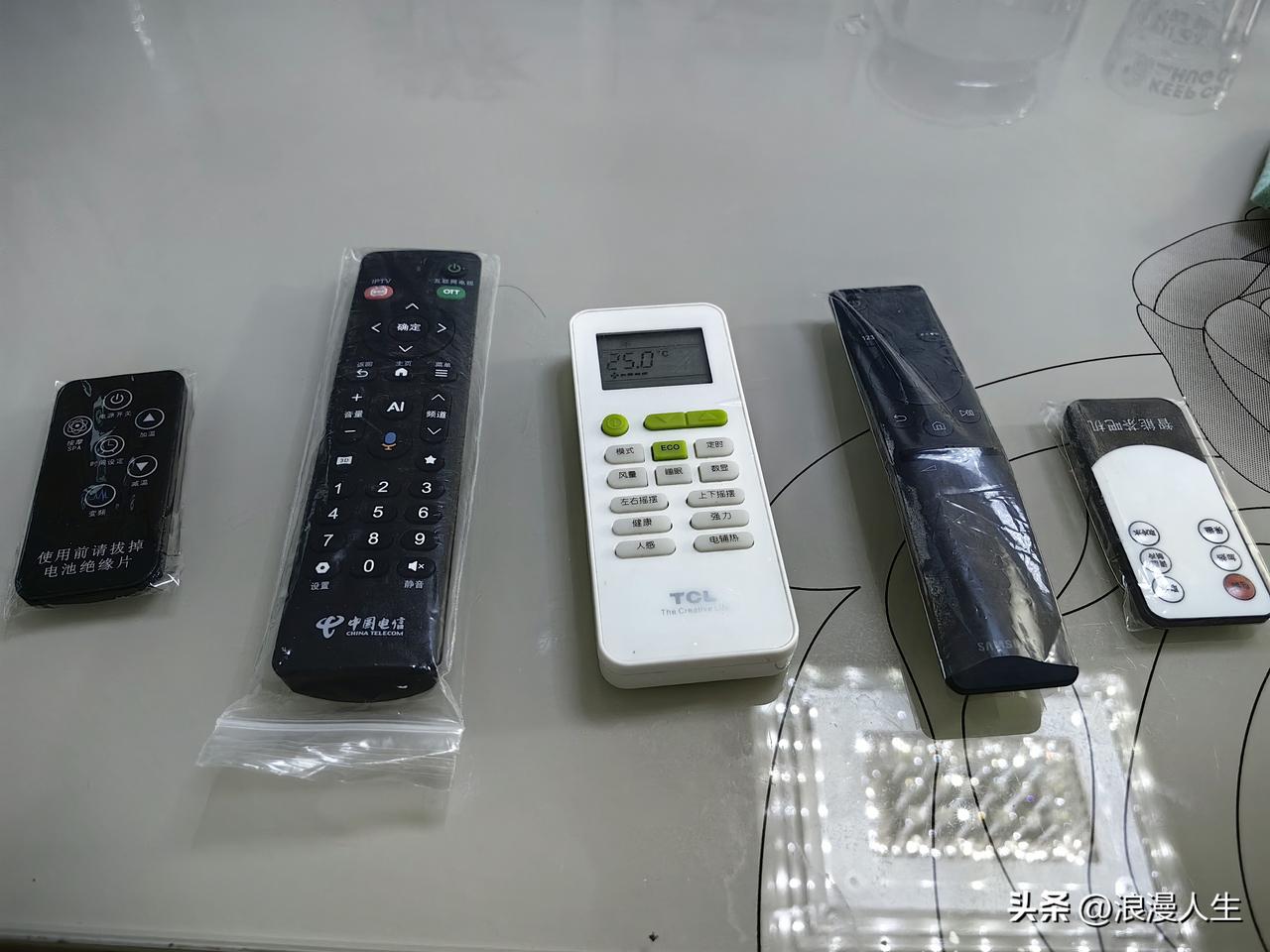 看看家里客厅电器开关就需要这么多遥控，真是不想不知道，仔细想想吓一跳，每个遥控两