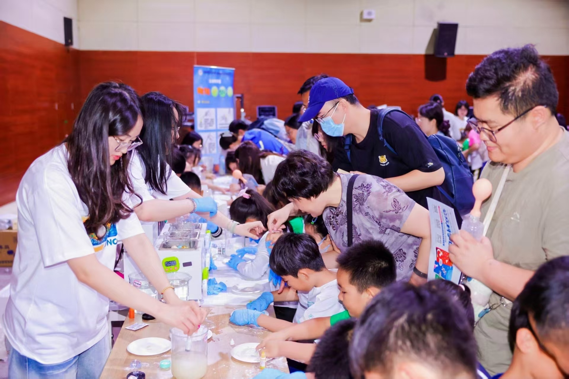 公众科学日 有的工厂里可能没有机器轰鸣，机械臂舞动，而是要利用微生物，动物或植物
