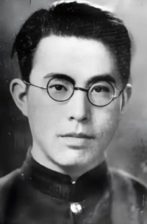 1942年，地下党郑文道求死未果被日军囚于医院。护士换药时总多给一张纱布，他猛然