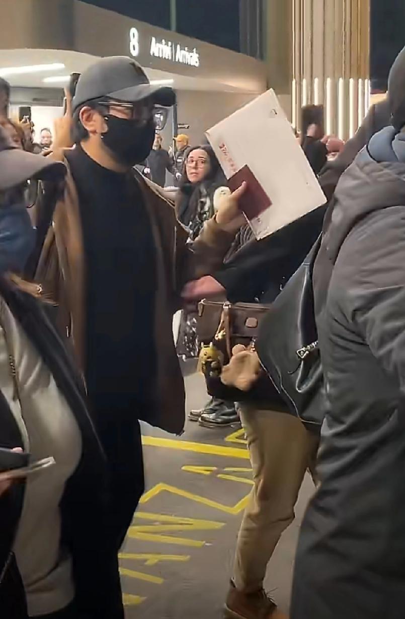 肖战摄影师大腿比他粗一圈，你猜谁在认真吃剧组盒饭？
蹲在监视器后头猛啃酱骨架的是