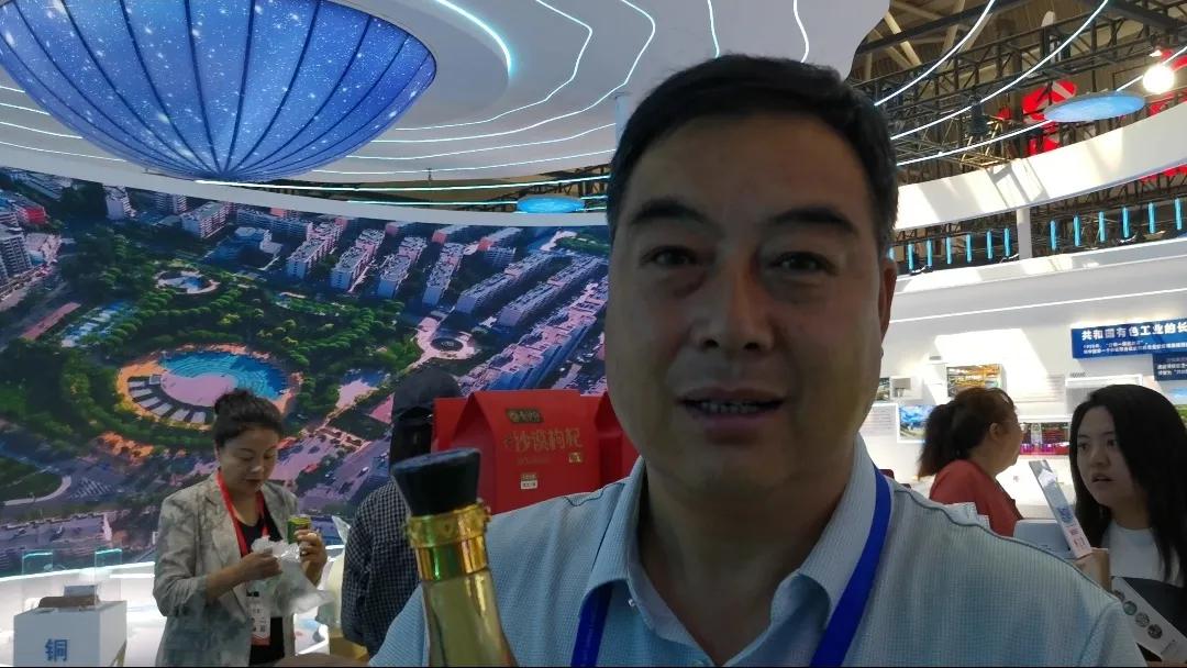 兰洽会上消费者争购
会宁县的玲辉鹿血酒

大西北网讯：记者王志俭（穿石）文图
