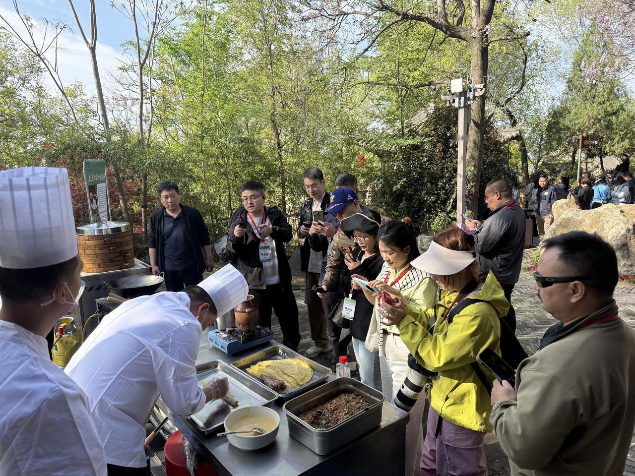 肉春卷。提到春卷，大都是甜的。济源的肉春卷，是肉的，咸的，鲜的。像饺子馅，但肉的