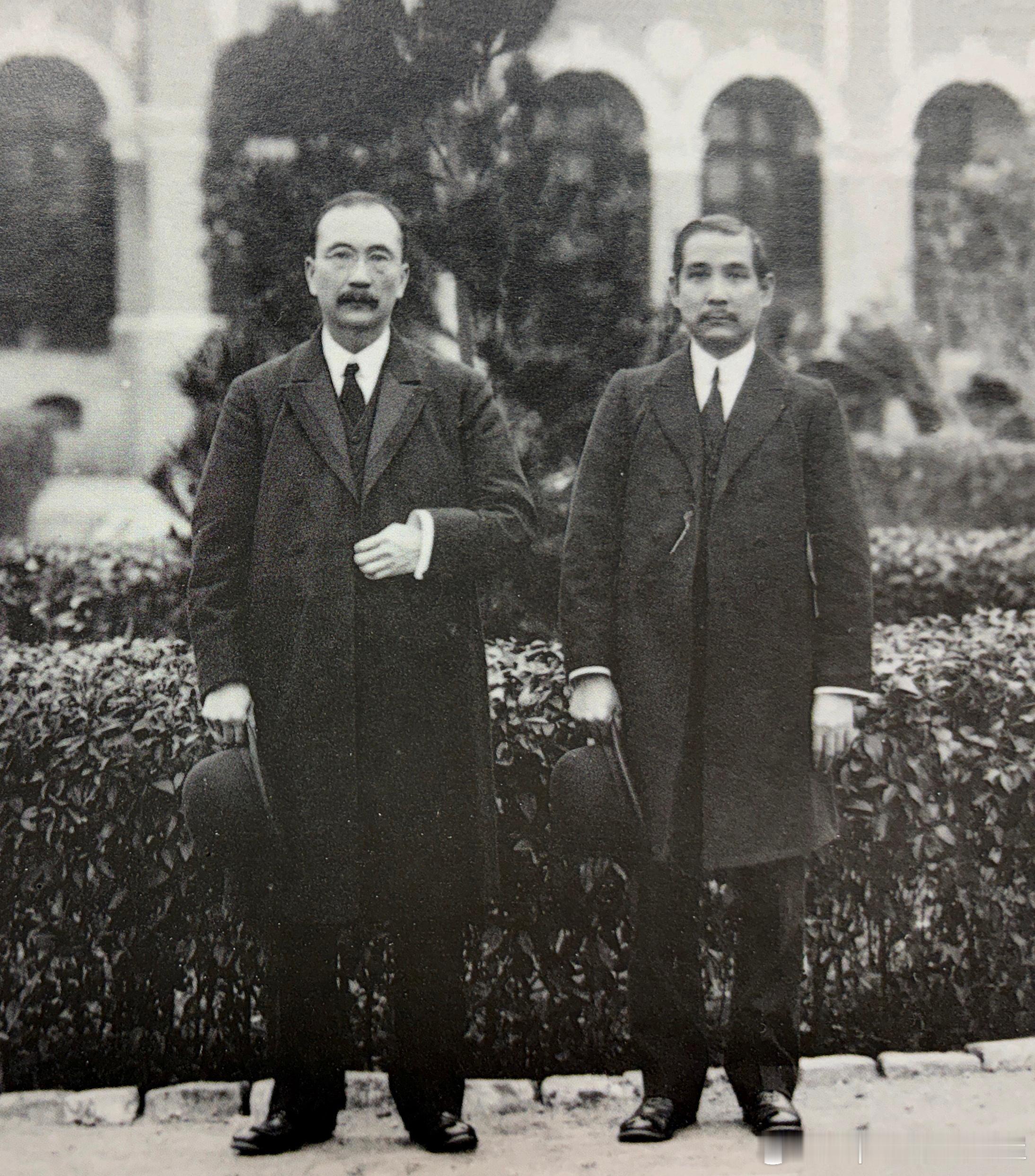 1912年3月孙中山与唐绍仪在总统府合影。当时接任临时大总统的袁世凯任命唐绍仪为