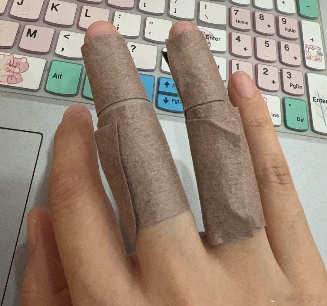 受过什么奇怪的伤 绊了一跤，伤到的是手指…………手指杵地上了…… 