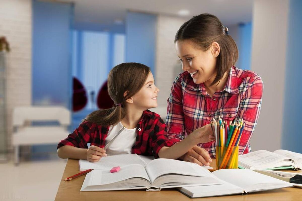 妈妈关切地问孩子：读书苦吗，孩子？
孩子从作业中抬起头：要是我右手的食指废了才好
