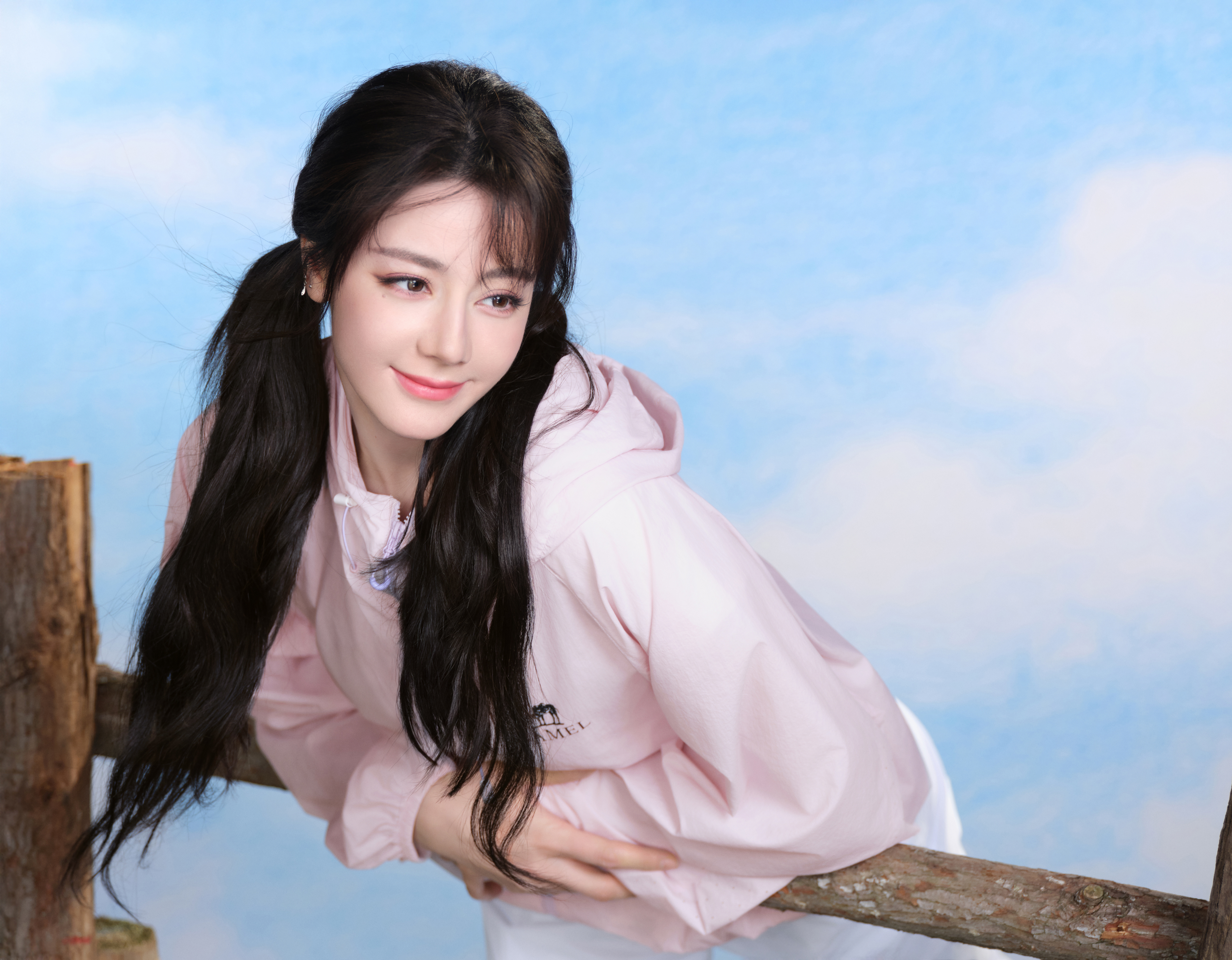 迪丽热巴 像走进一段被放慢的春日片段——草地柔软，云层很轻，时间也刚刚好。🌤️