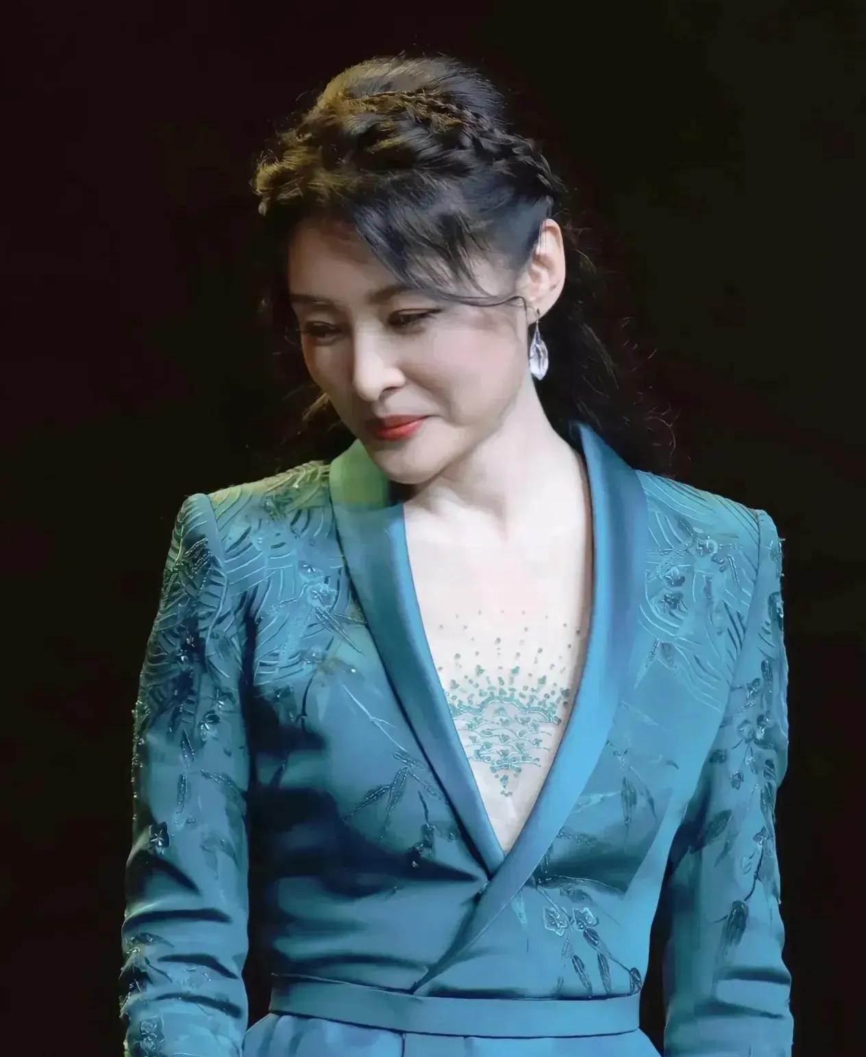 美女主持人周涛。
杏眼含春盼郎归，小嘴一笑眠倾城；
青衣玉体浑身俏，哪个见了难忘