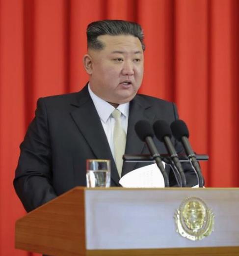 朝鲜建国 77 周年庆典刚过，平壤街头的红旗还没来得及收起，金正恩在纪念大会上的