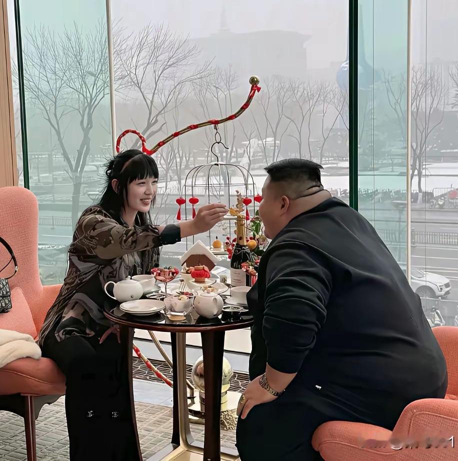 这两幅图真的很形象，背后都是那一句话：只要你有钱。这就是现实！